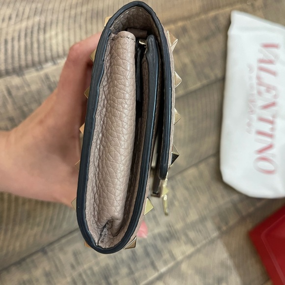 ROCKSTUD GRAINY CALFSKIN WALLET WITH CHAIN STRAP - Picture 5 of 10